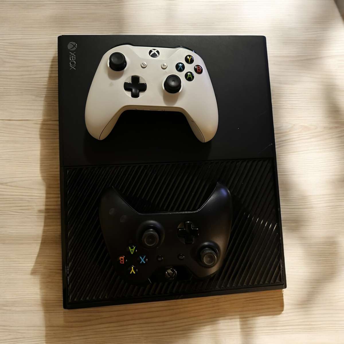 XBOX BOX ONE  1TB WITH 2 CONTROLLERS & KINECT