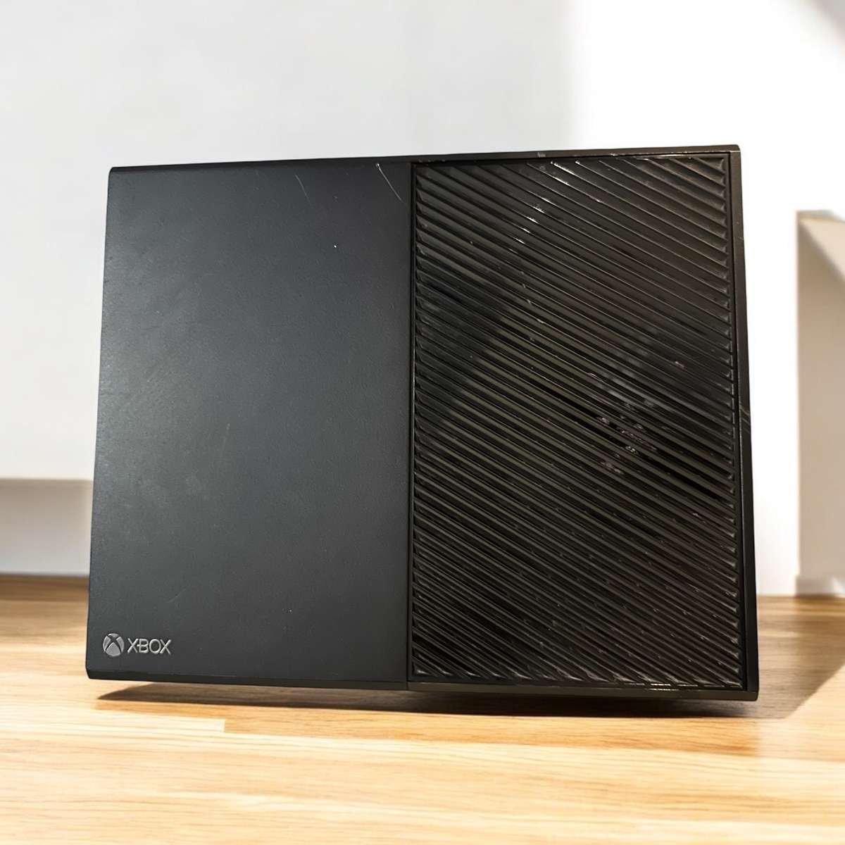 XBOX BOX ONE  1TB WITH 2 CONTROLLERS & KINECT