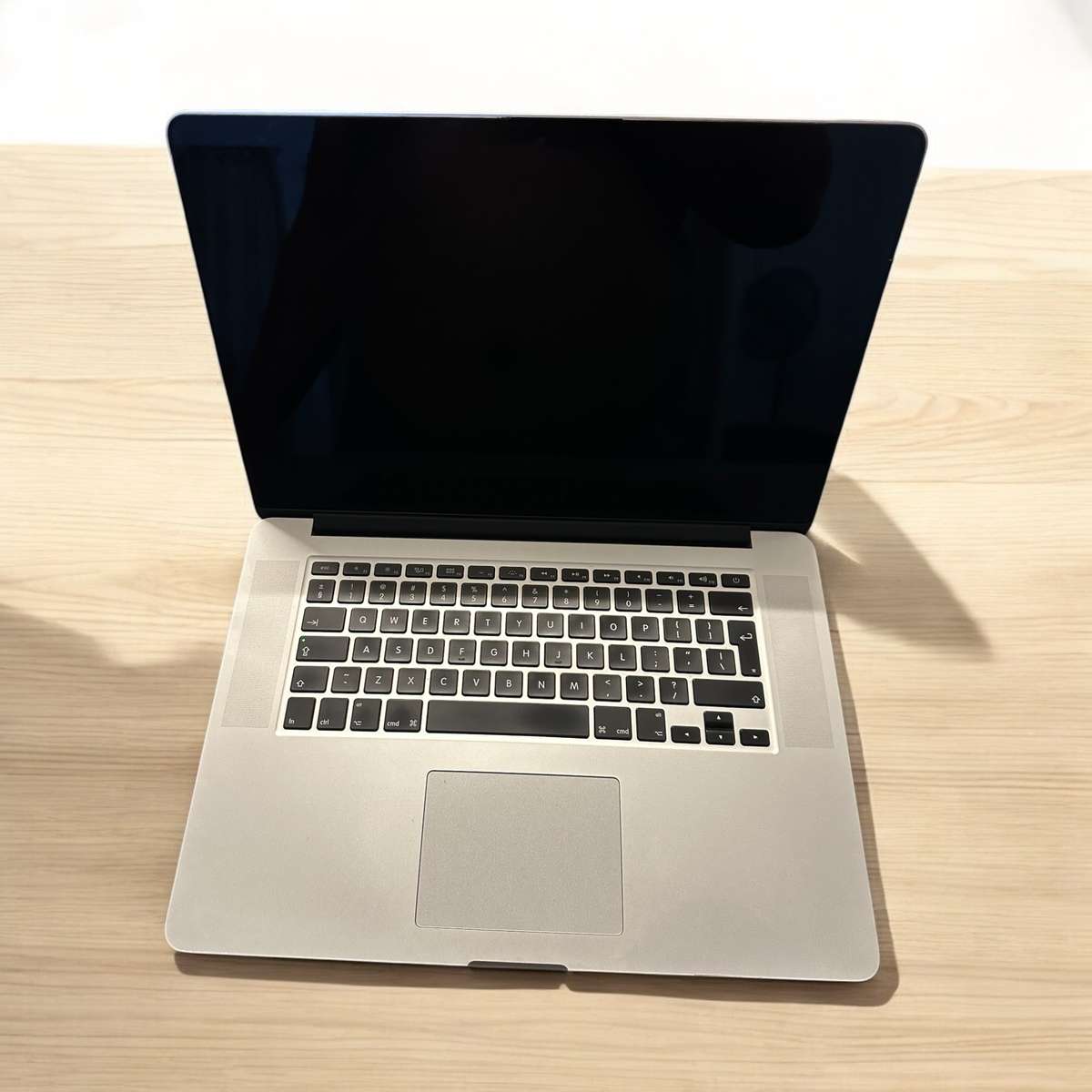 Apple MacBook Pro Retina 15` mid 2015, Intel i7 Quad Core@2.2GHz, 16GB RAM, 251GB SSD, macOS Monter