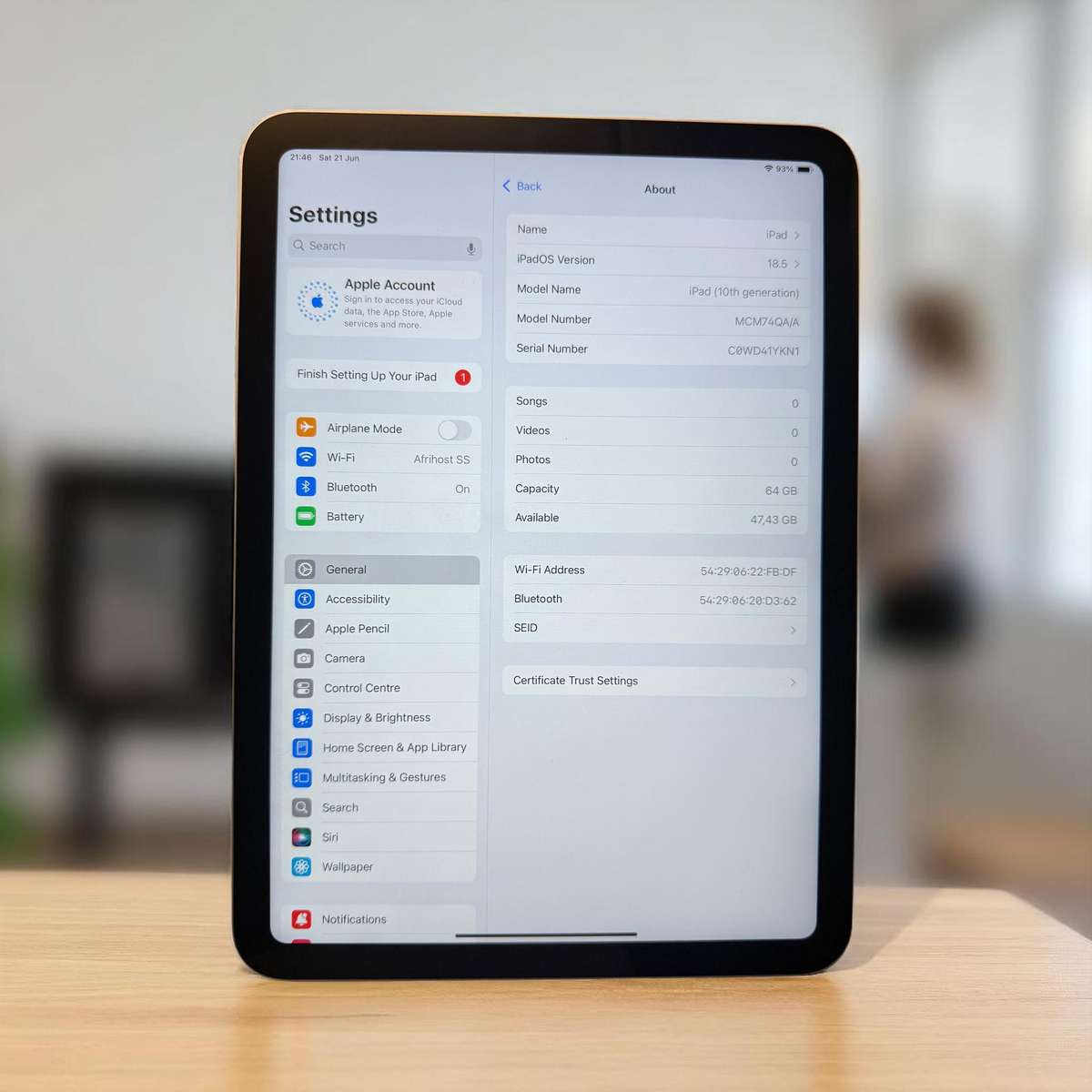 iPad 10.9" 10th Gen (Wifi Only) 64GB mint