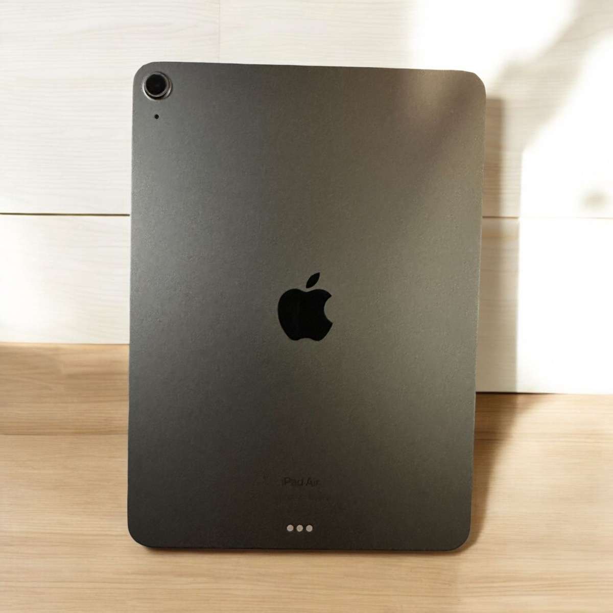 iPad Air 5th Gen 64GB (Wi-Fi A2588)   [M1]  MINT CONDITION WITH ORIGINAL APPLE SMART KEYBOARD FOLIO