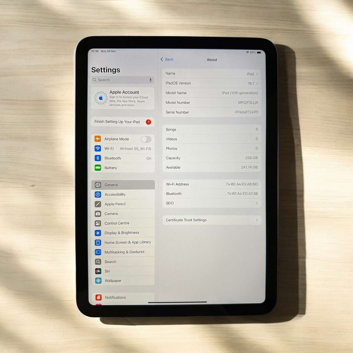 Ipad [10th Gen} WiFi-256GB Silver Mint Condition