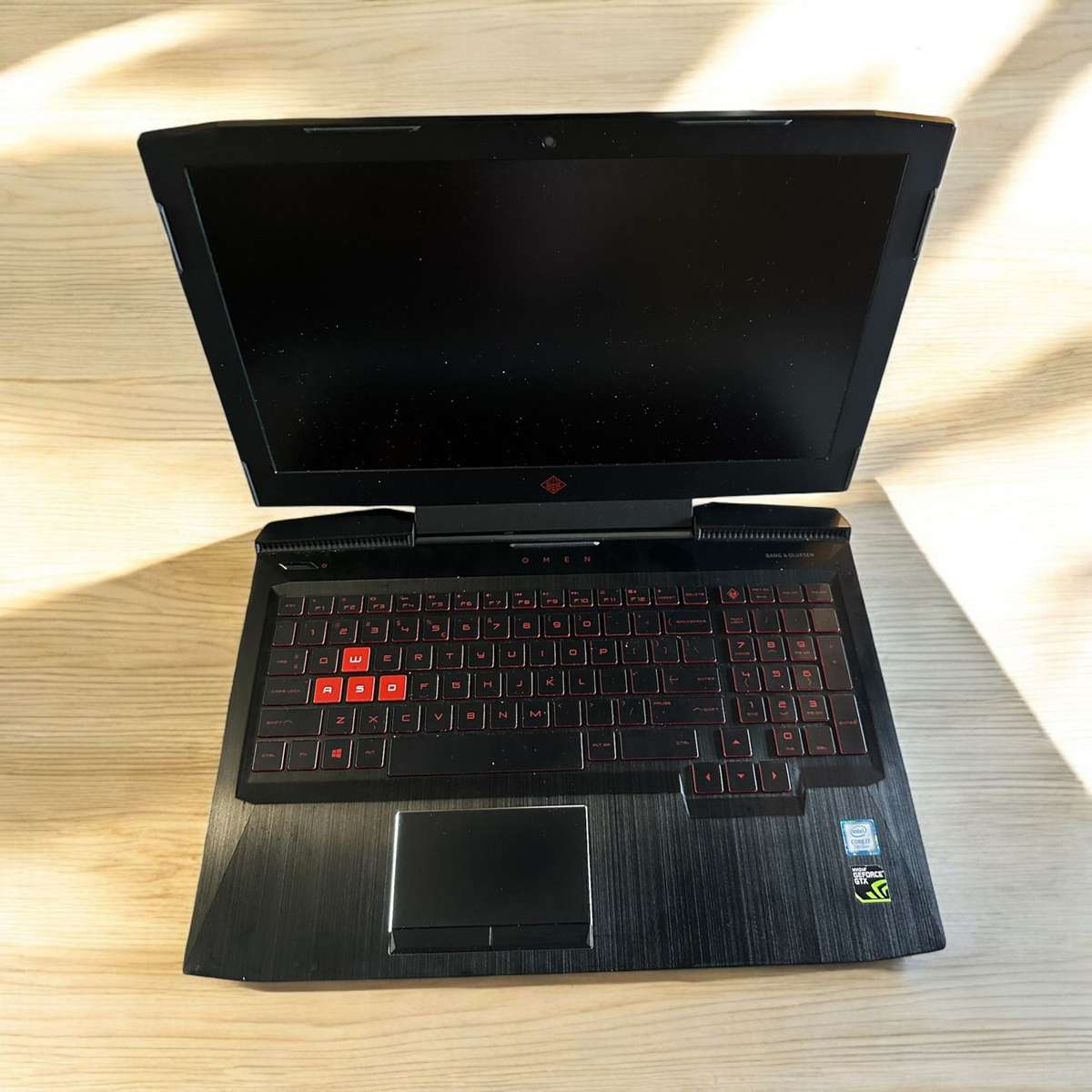 HP OMEN  - 15-ce004ni Gaming laptop 24gb Ram 256gb ssd 2tb Hdd Nvidia Geforce GTX 1060 Max Q Design