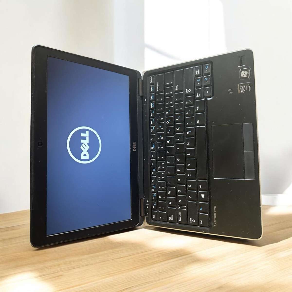 DELL  LATITUDE E7240 core i7 8GB RAM 256GBSSD