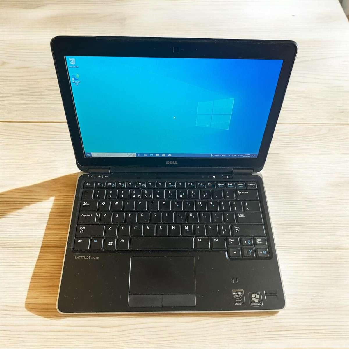 DELL  LATITUDE E7240 core i7 8GB RAM 256GBSSD