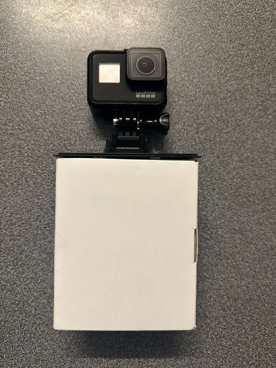 GO PRO HERO 7 BLACK WITH ATTACHMENTS