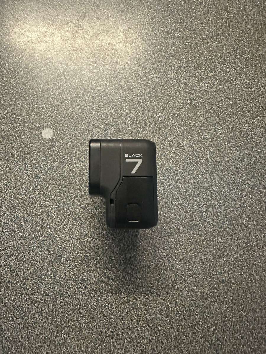 GO PRO HERO 7 BLACK WITH ATTACHMENTS