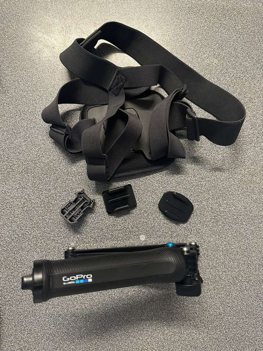 GO PRO HERO 7 BLACK WITH ATTACHMENTS