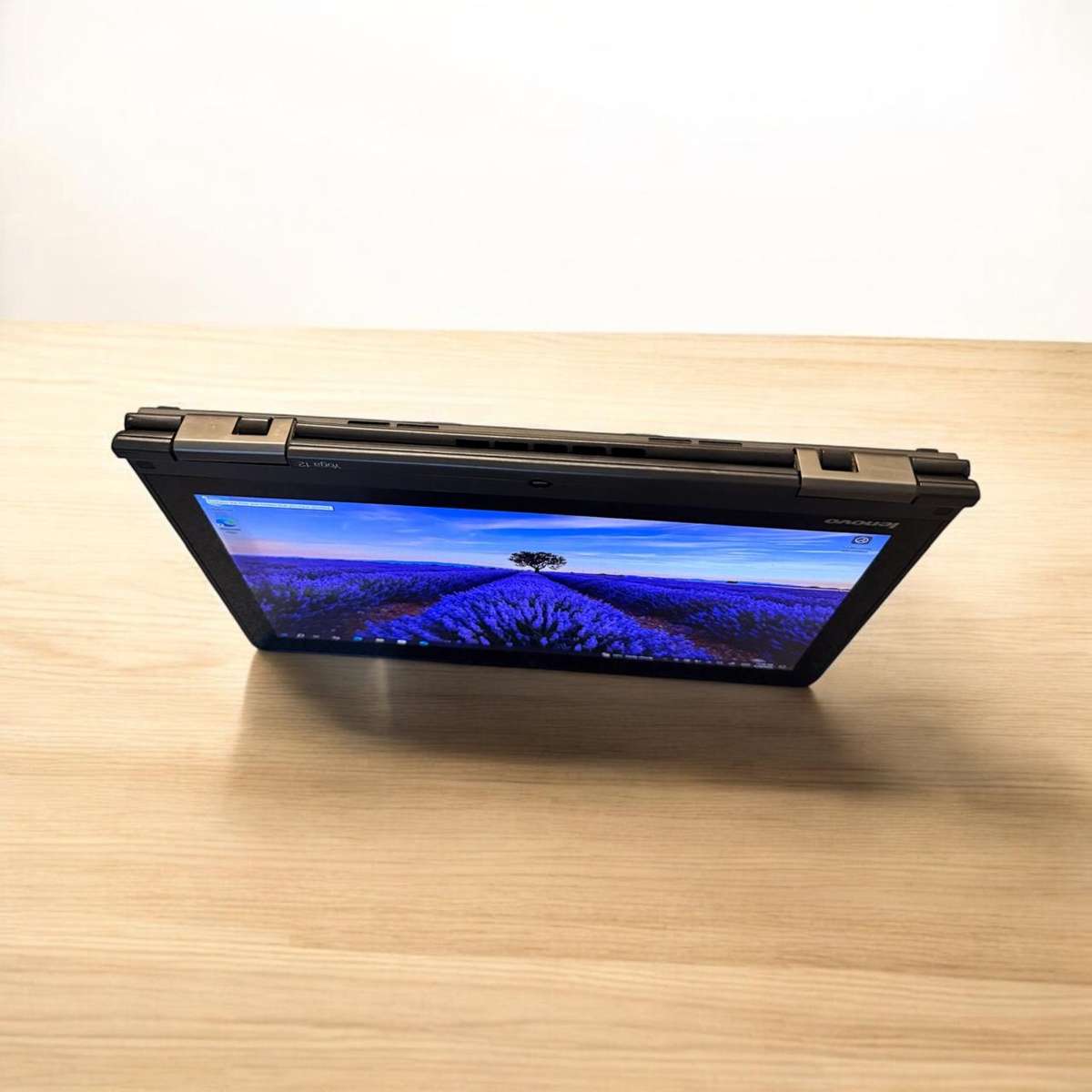 Lenovo IdeaPad Yoga 12 - 13.3` TouchScreen,  Intel i5-5200U@2.2ghz, 8gb ram, 128gb ssd