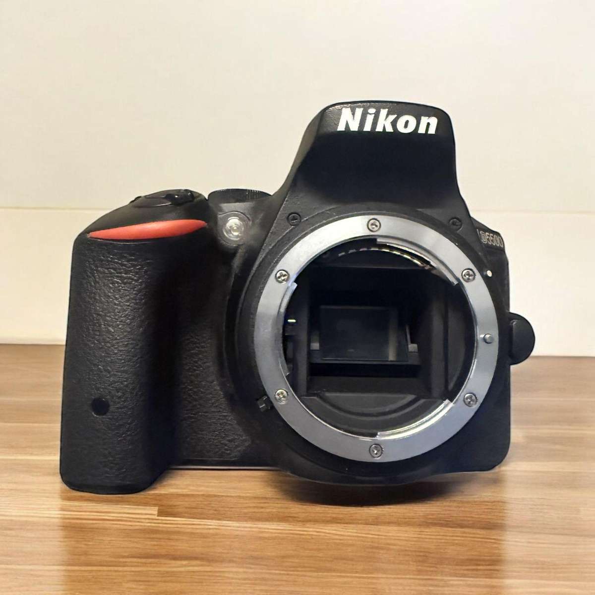 Nikon D5500 DSLR camera with 18-105mm Lens mint condition.