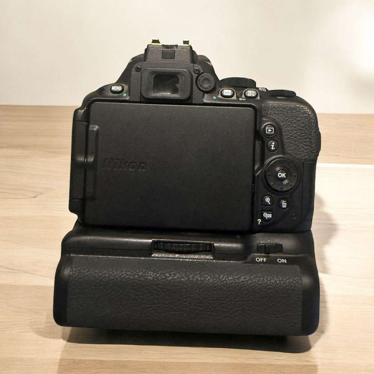 Nikon D5500 DSLR camera with 18-105mm Lens mint condition.