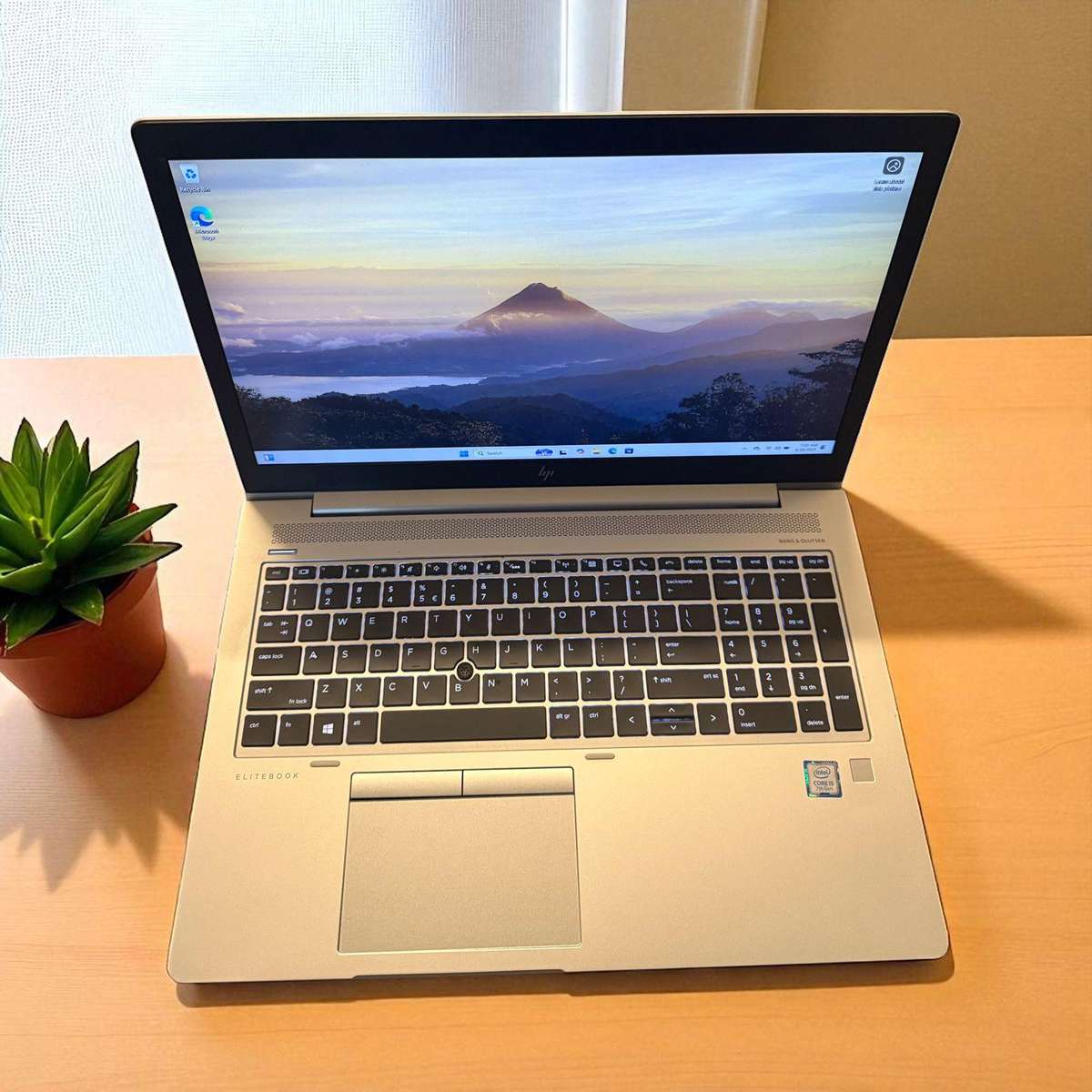 HP EliteBook 850 G5 Lte  i5 7th gen 8GB ram ,256gbm.2 ssd  15.6`` FHD Display