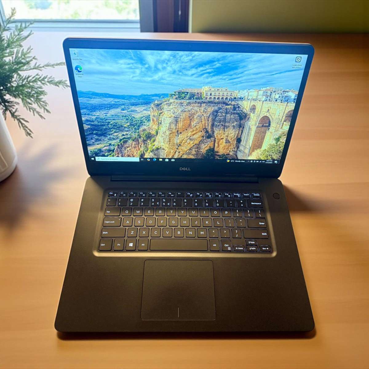 Dell Vostro 5581 8th Gen Intel Core i5-8265U 8gb ram 240gb ssd