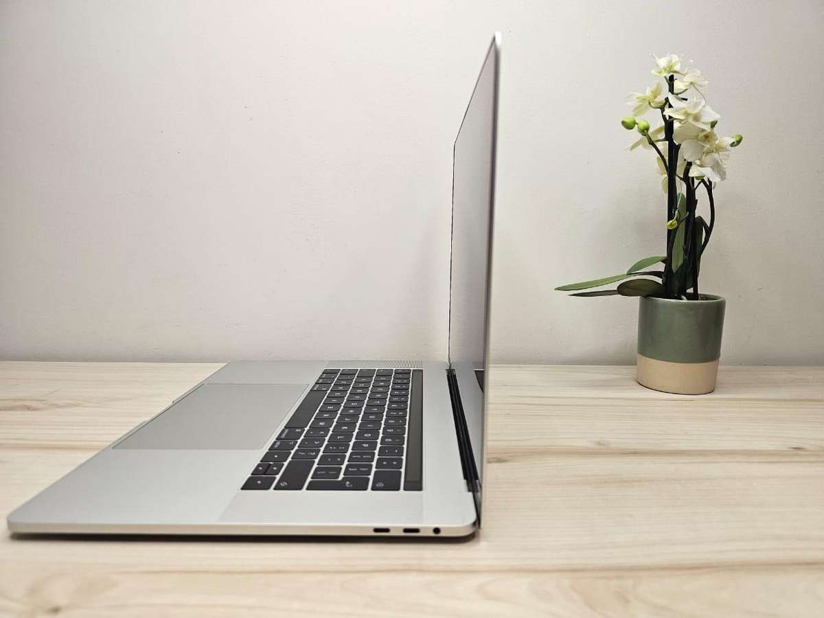 Macbook pro 2017 touch bar Core i7 16gb ram 512gb ssd new batt