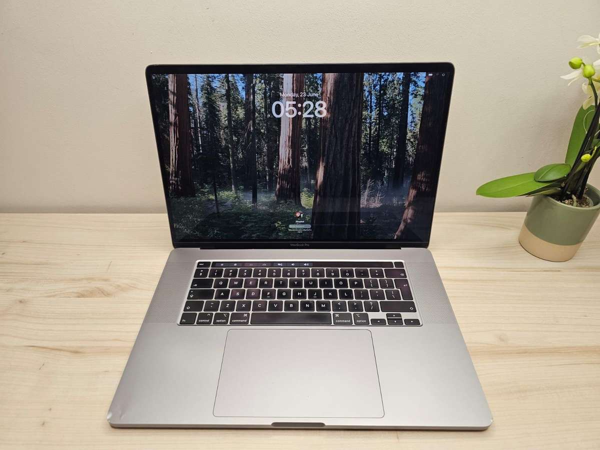 Macbook  Pro 16 inch  2019 touch bar Core i7 16gb ram 500gb ssd new batt
