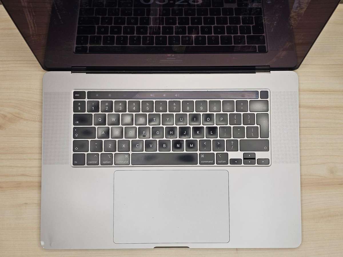 Macbook  Pro 16 inch  2019 touch bar Core i7 16gb ram 500gb ssd new batt