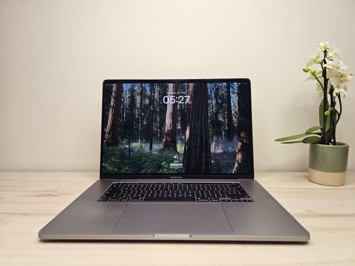 Macbook  Pro 16 inch  2019 touch bar Core i7 16gb ram 500gb ssd new batt