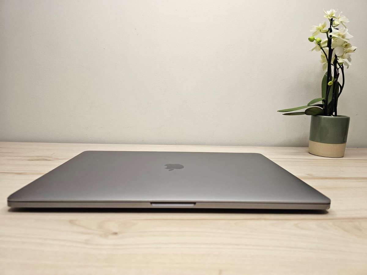 Macbook  Pro 16 inch  2019 touch bar Core i7 16gb ram 500gb ssd new batt