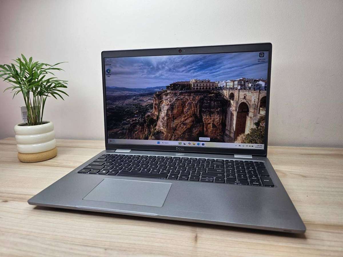 Dell Latitude 5520 Intel Iris Xe Graphics i5, 11th Gen  8GB 256GBssd