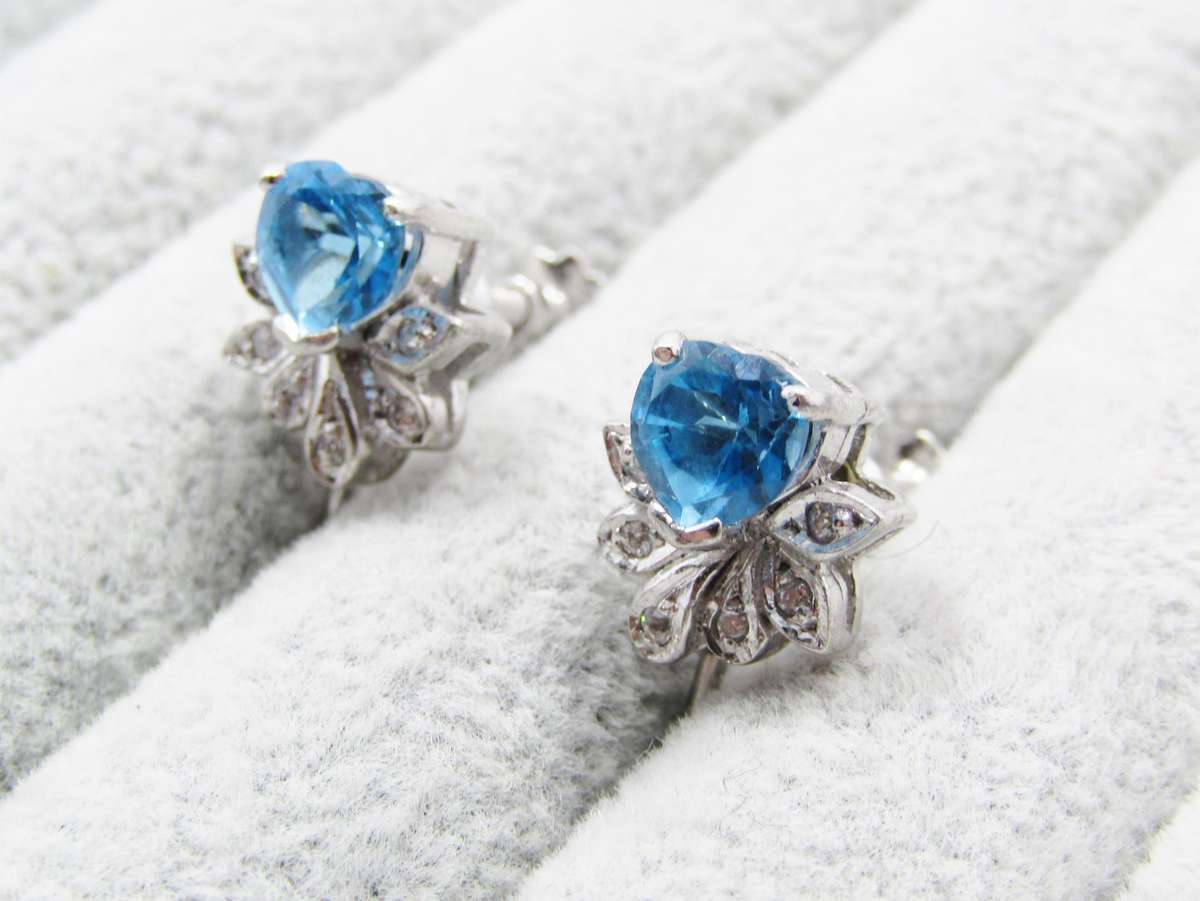A Gorgeous Pair of Vintage Screw Vivid Blue Zirconia Earrings in Sterling Silver