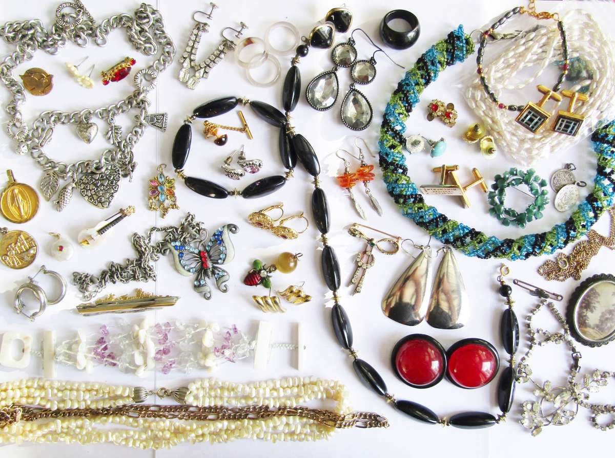 Lovely Costume Jewellery Lot in Good Condition