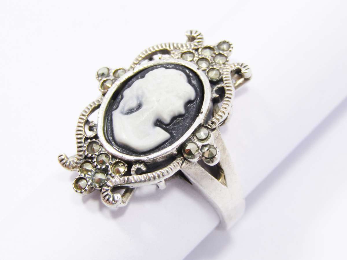 A Stunning Vintage Design Acrylic Cameo Cameo Ring in Sterling Silver.