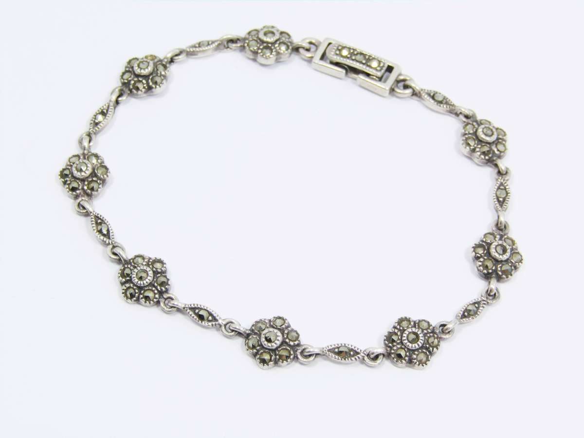 A Beautiful Vintage Marcasite Bracelet in Sterling Silver.