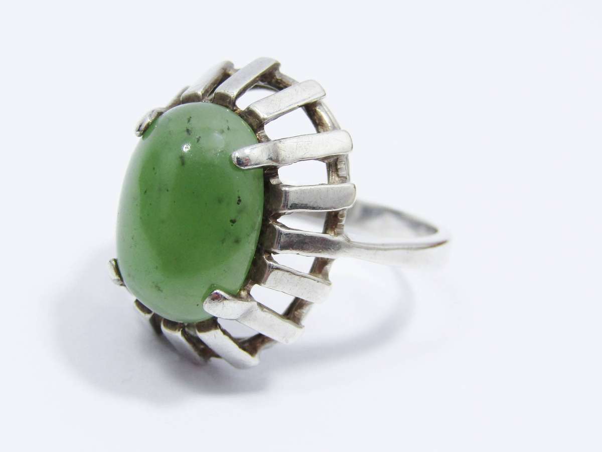 A Gorgeous Vintage Design Jade Ring in Sterling Silver.