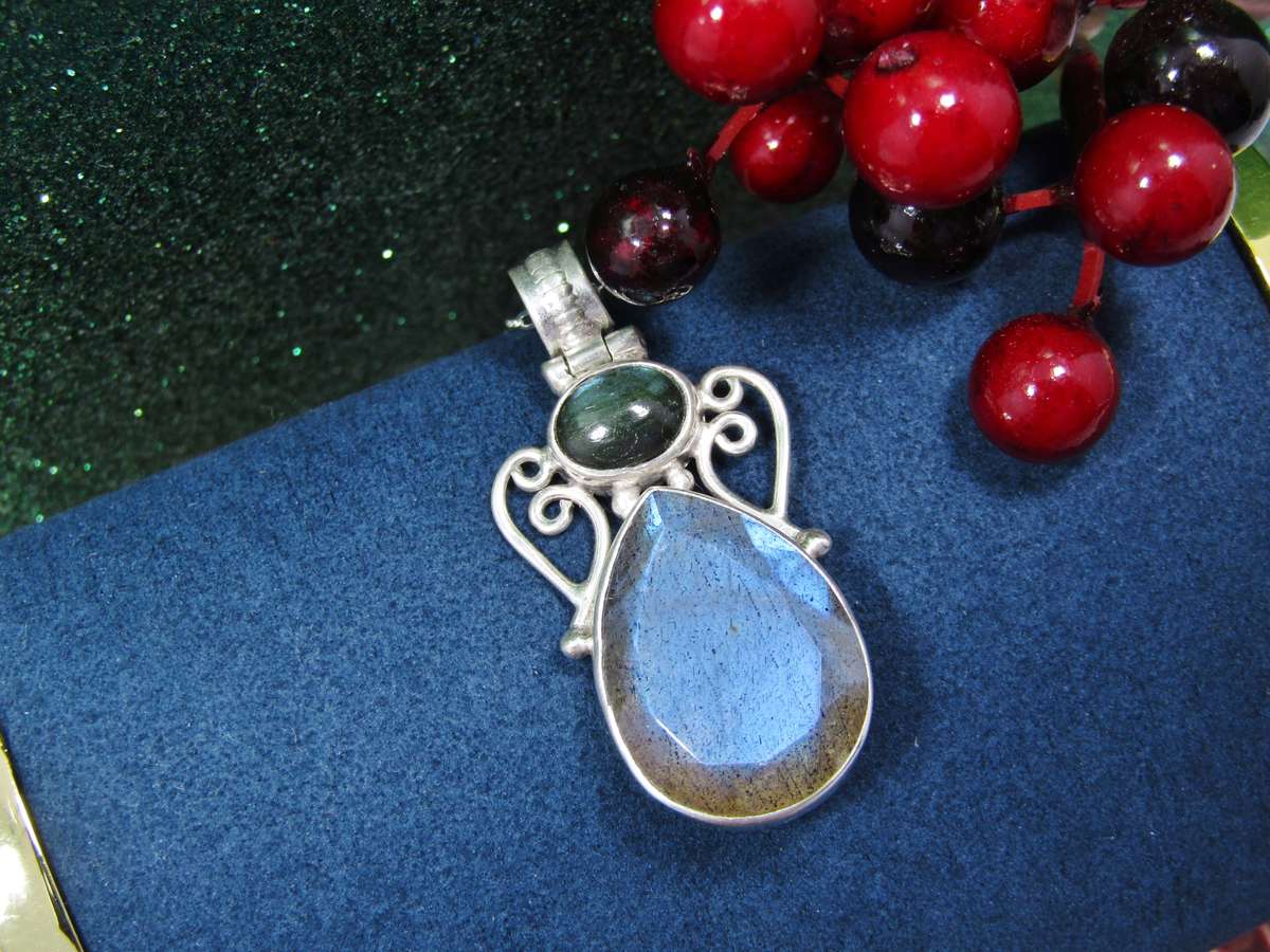 A Lovely Detailed Labradorite Pendant on Chain in Sterling Silver.
