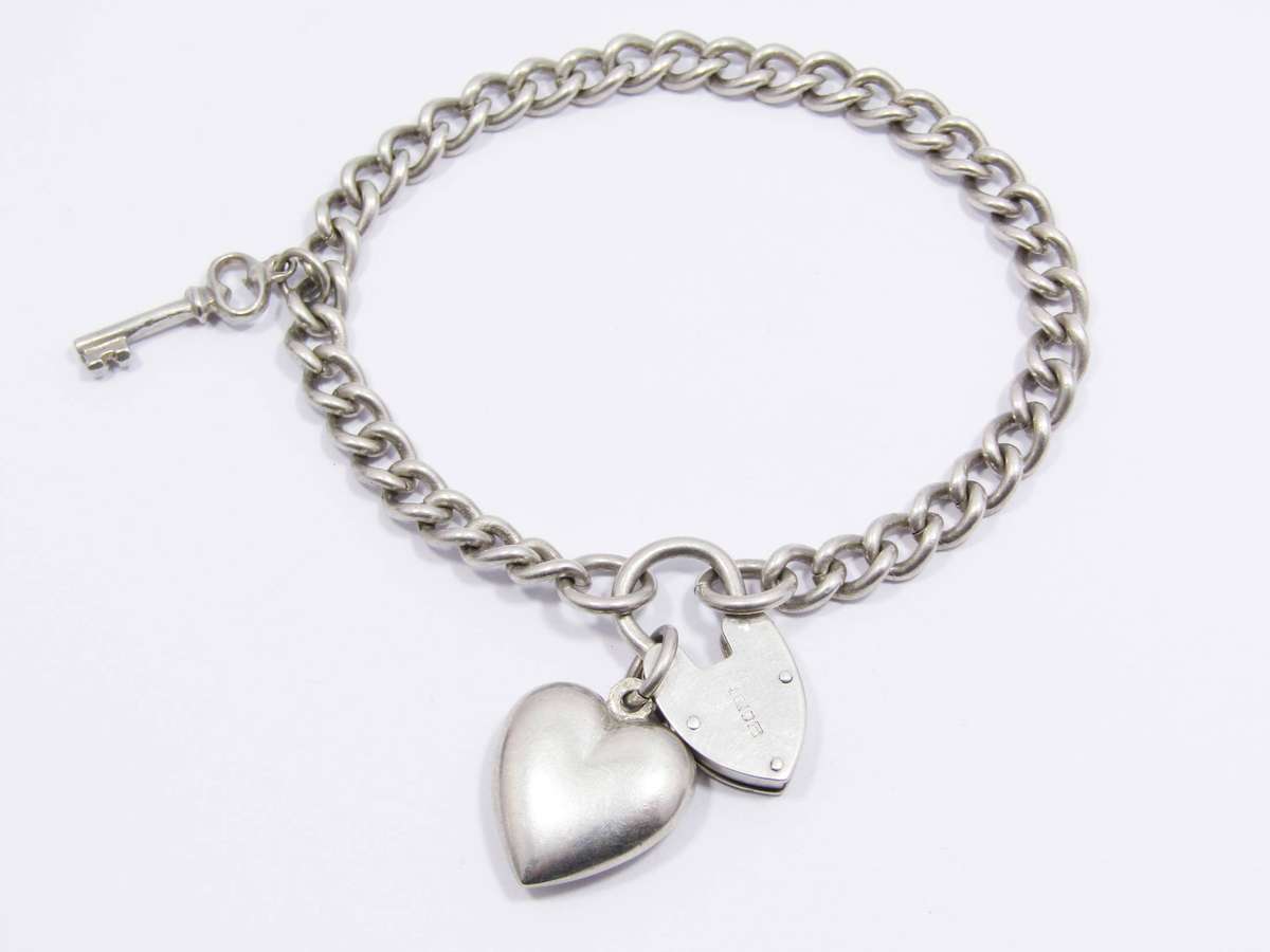 A Lovely Vintage Charm Bracelet in Sterling Silver.