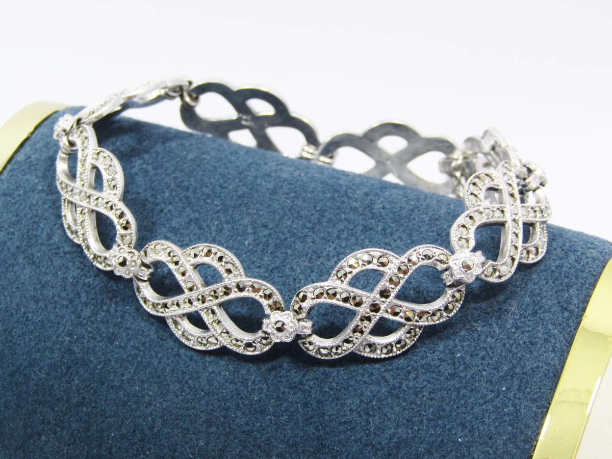 A Beautiful Vintage Design Marcasite Bracelet in Sterling Silver