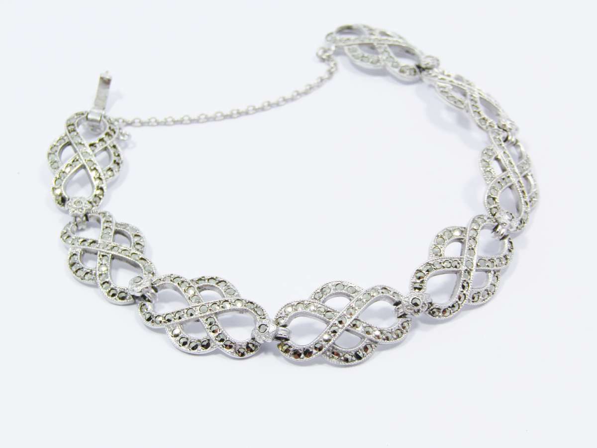 A Beautiful Vintage Design Marcasite Bracelet in Sterling Silver
