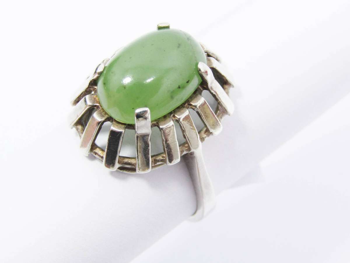 A Gorgeous Vintage Design Jade Ring in Sterling Silver.