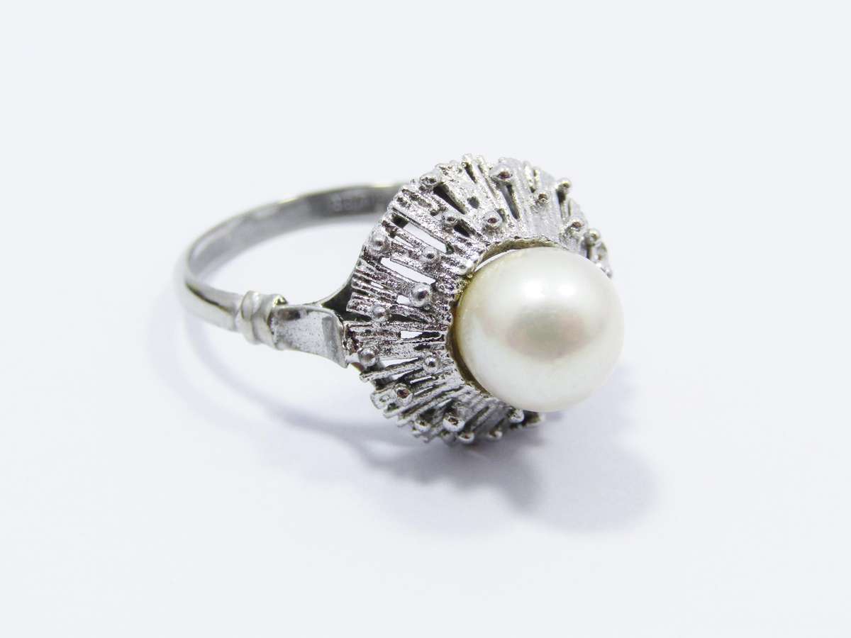A Beautiful Vintage Design Ring Set with a Cultured Pearl in Sterling Silver.