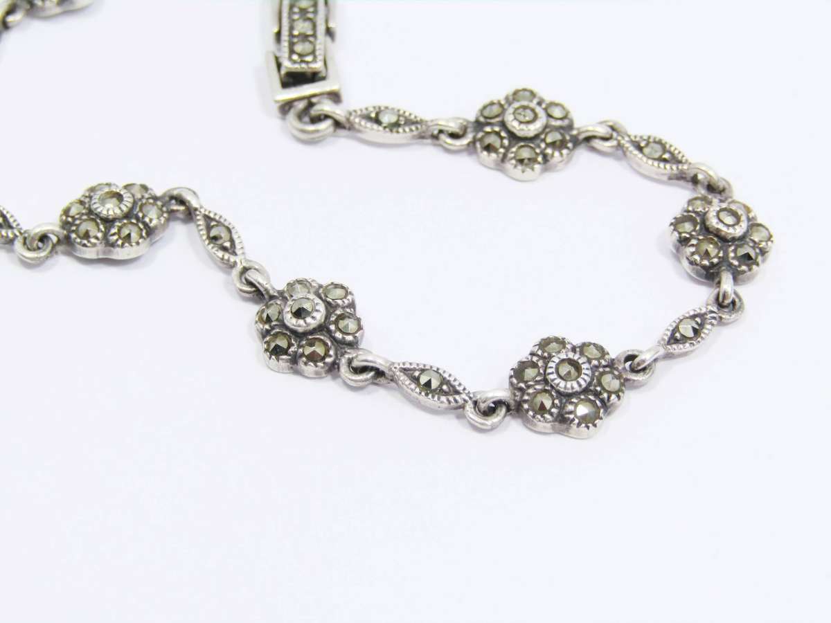 A Beautiful Vintage Marcasite Bracelet in Sterling Silver.