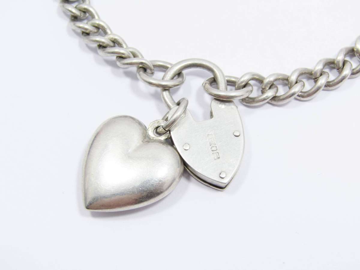 A Lovely Vintage Charm Bracelet in Sterling Silver.