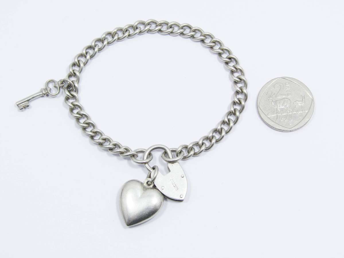 A Lovely Vintage Charm Bracelet in Sterling Silver.