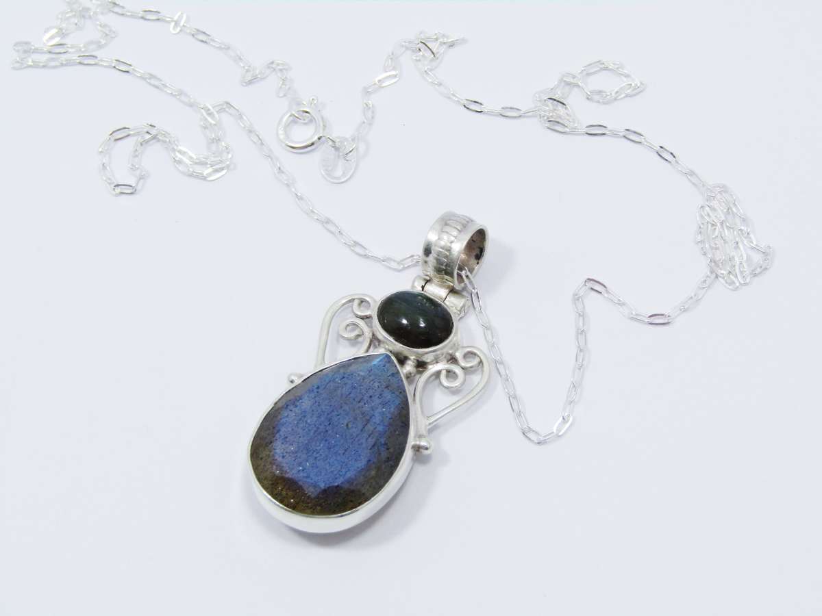 A Lovely Detailed Labradorite Pendant on Chain in Sterling Silver.
