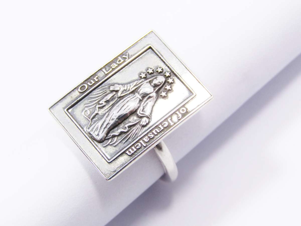 A Very Pretty Madonna Ring in Sterling Silver.