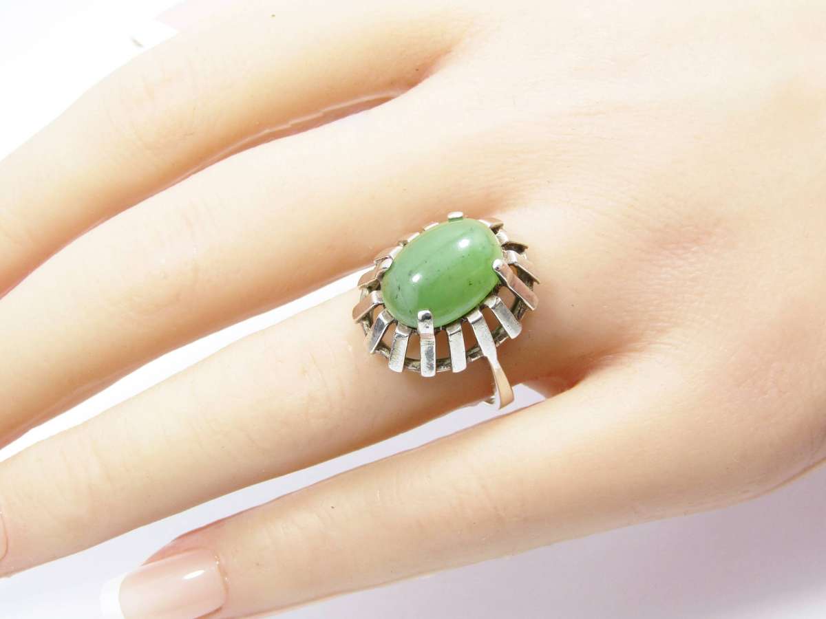A Gorgeous Vintage Design Jade Ring in Sterling Silver.