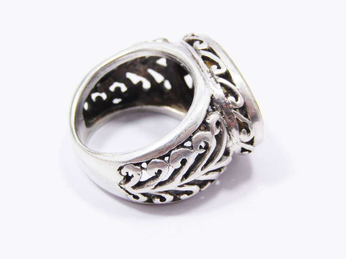 A Gorgeous Oval Mother of Pearl Ring in Sterling Silver.