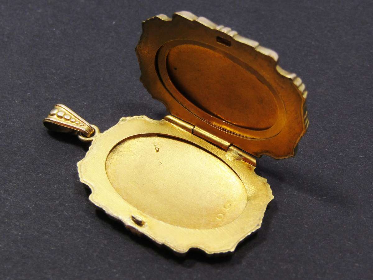 Beautiful Antique/Vintage Gold-Filled Engraved Locket