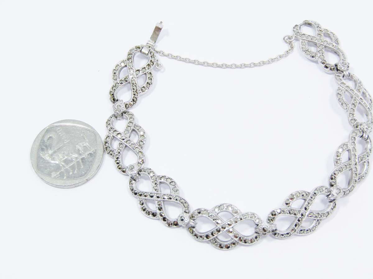 A Beautiful Vintage Design Marcasite Bracelet in Sterling Silver