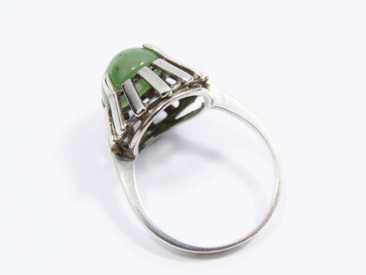 A Gorgeous Vintage Design Jade Ring in Sterling Silver.