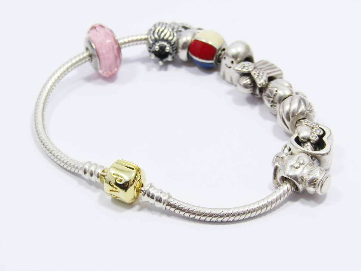 Beautiful! Original Pandora Bracelet with 10 Charms