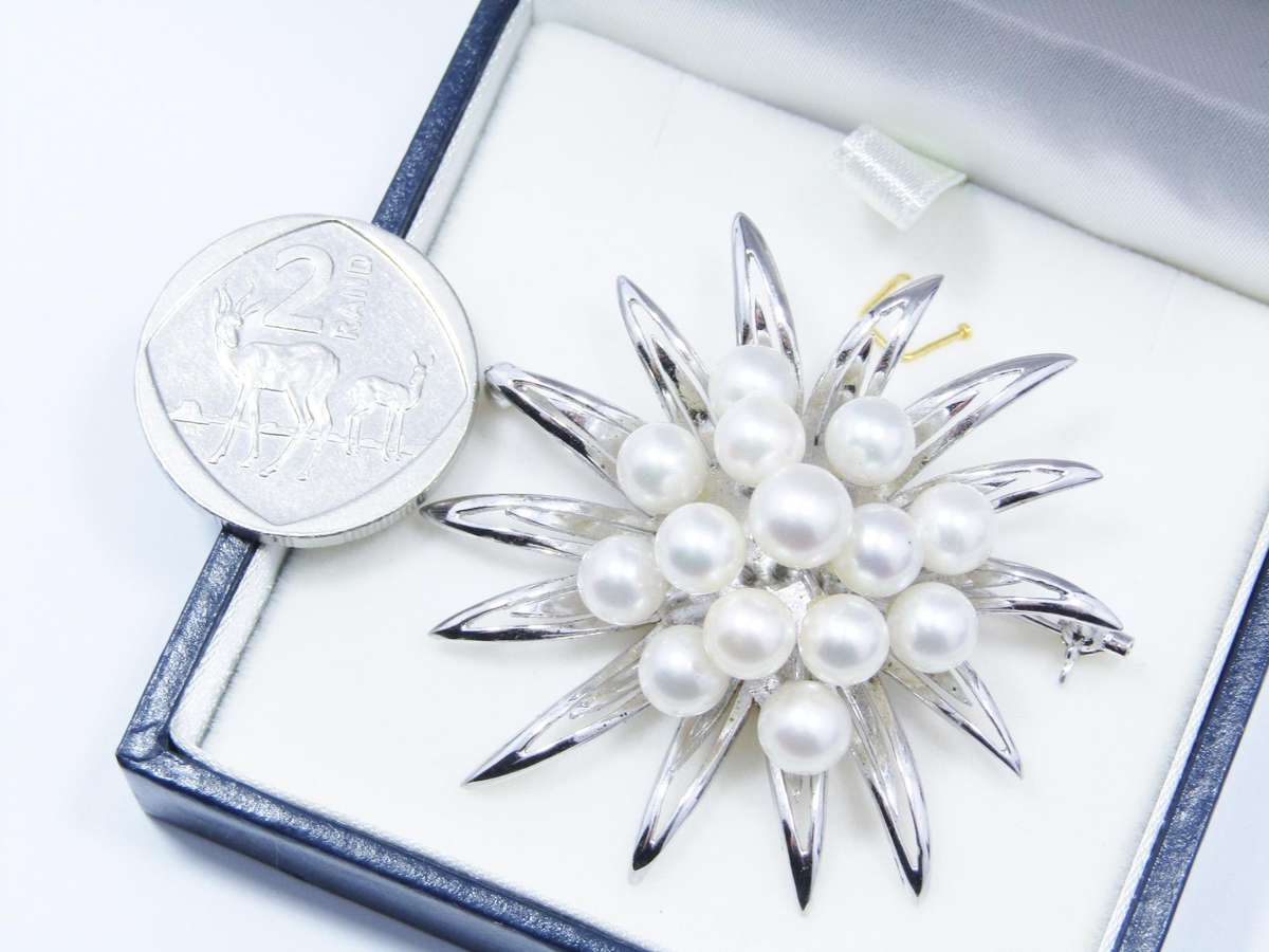 A Gorgeous Flower Design Akoya Pearl Brooch in Sterling Silver