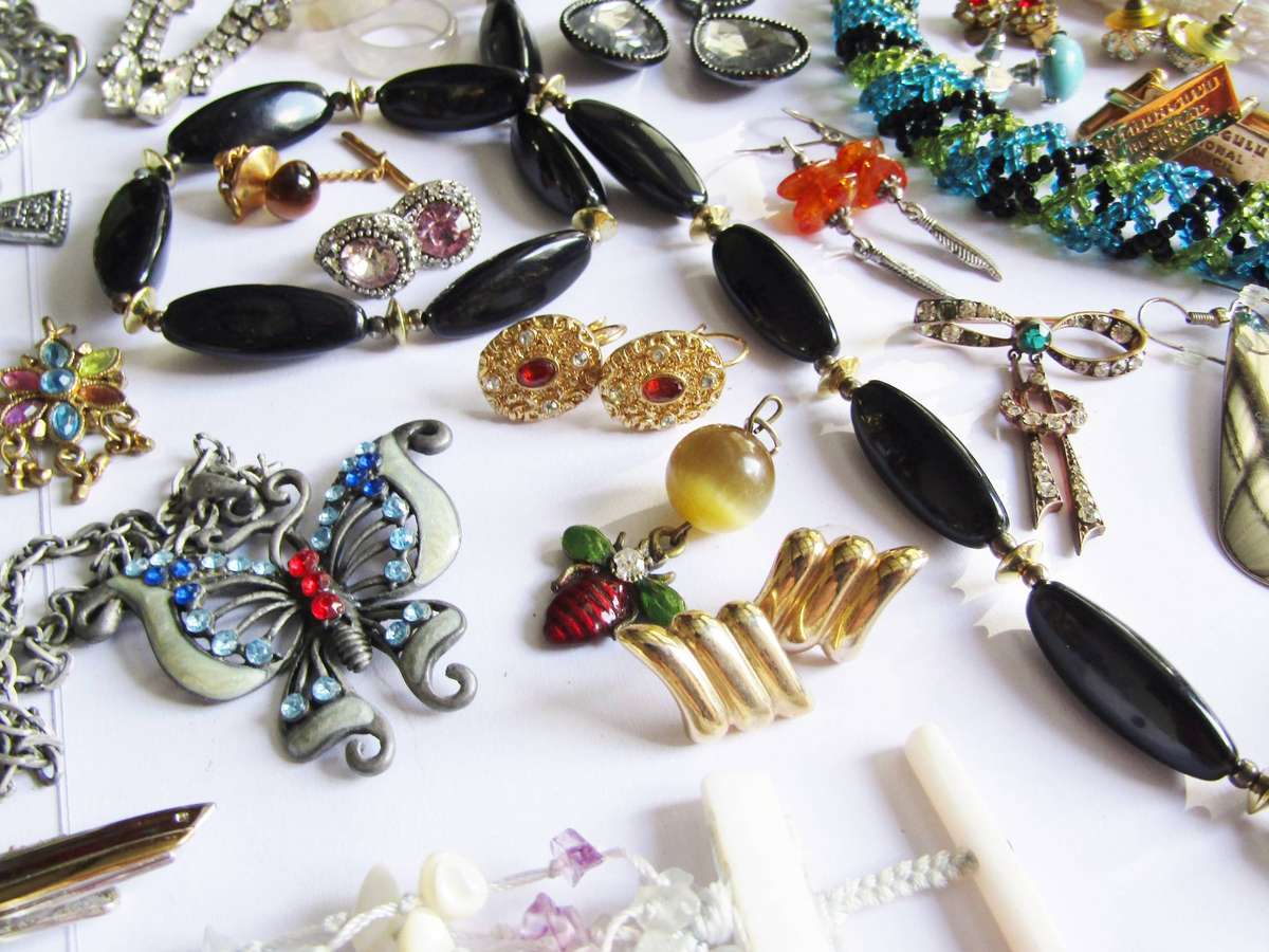 Lovely Costume Jewellery Lot in Good Condition