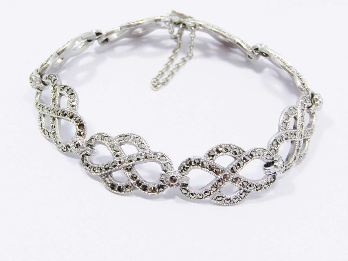 A Beautiful Vintage Design Marcasite Bracelet in Sterling Silver