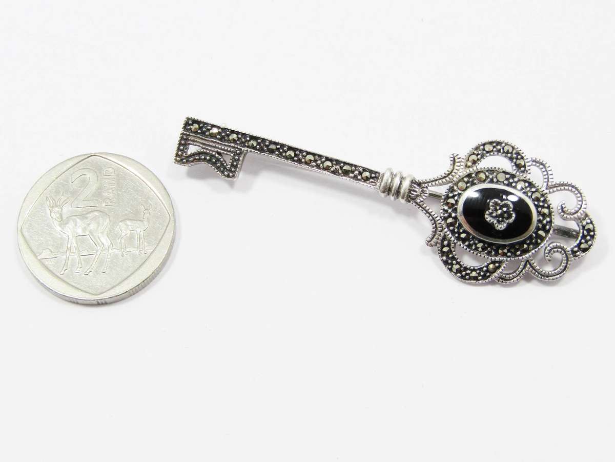 A Gorgeous Vintage Design Marcasite Key Brooch in Sterling Silver.