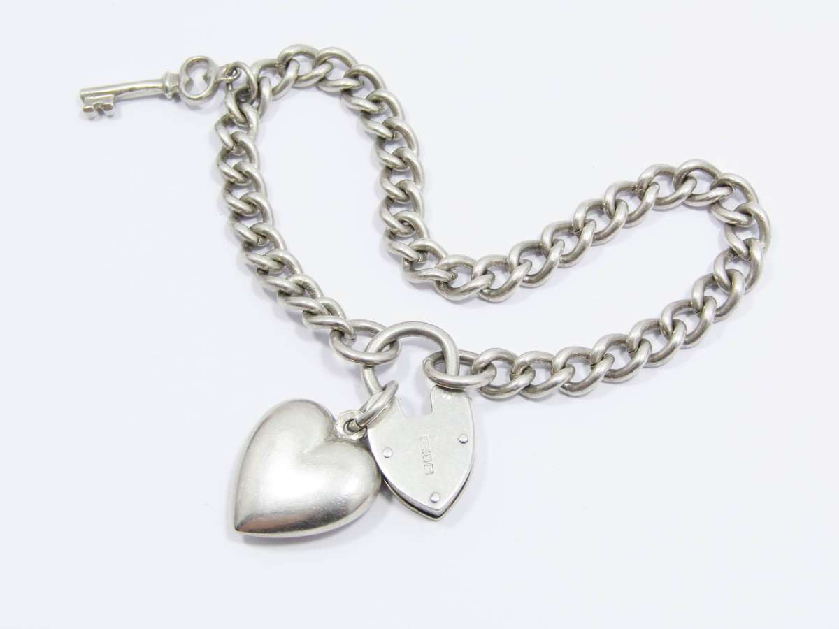 A Lovely Vintage Charm Bracelet in Sterling Silver.